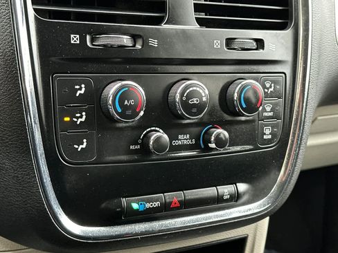 Used 2019 Dodge Grand Caravan SE w/ UConnect Hands-Free Group image 22