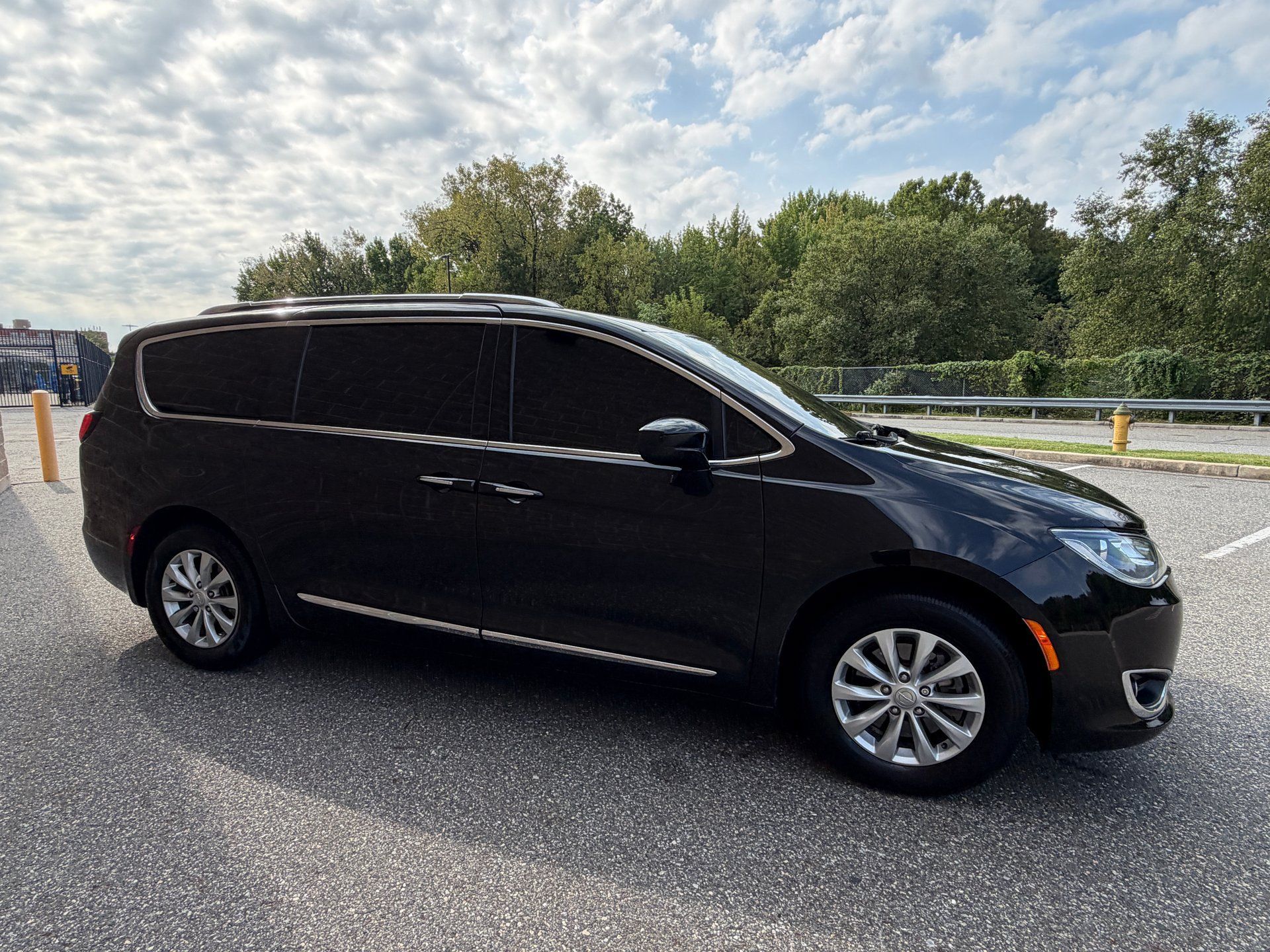 Used 2018 Chrysler Pacifica Touring-L FWD image 2