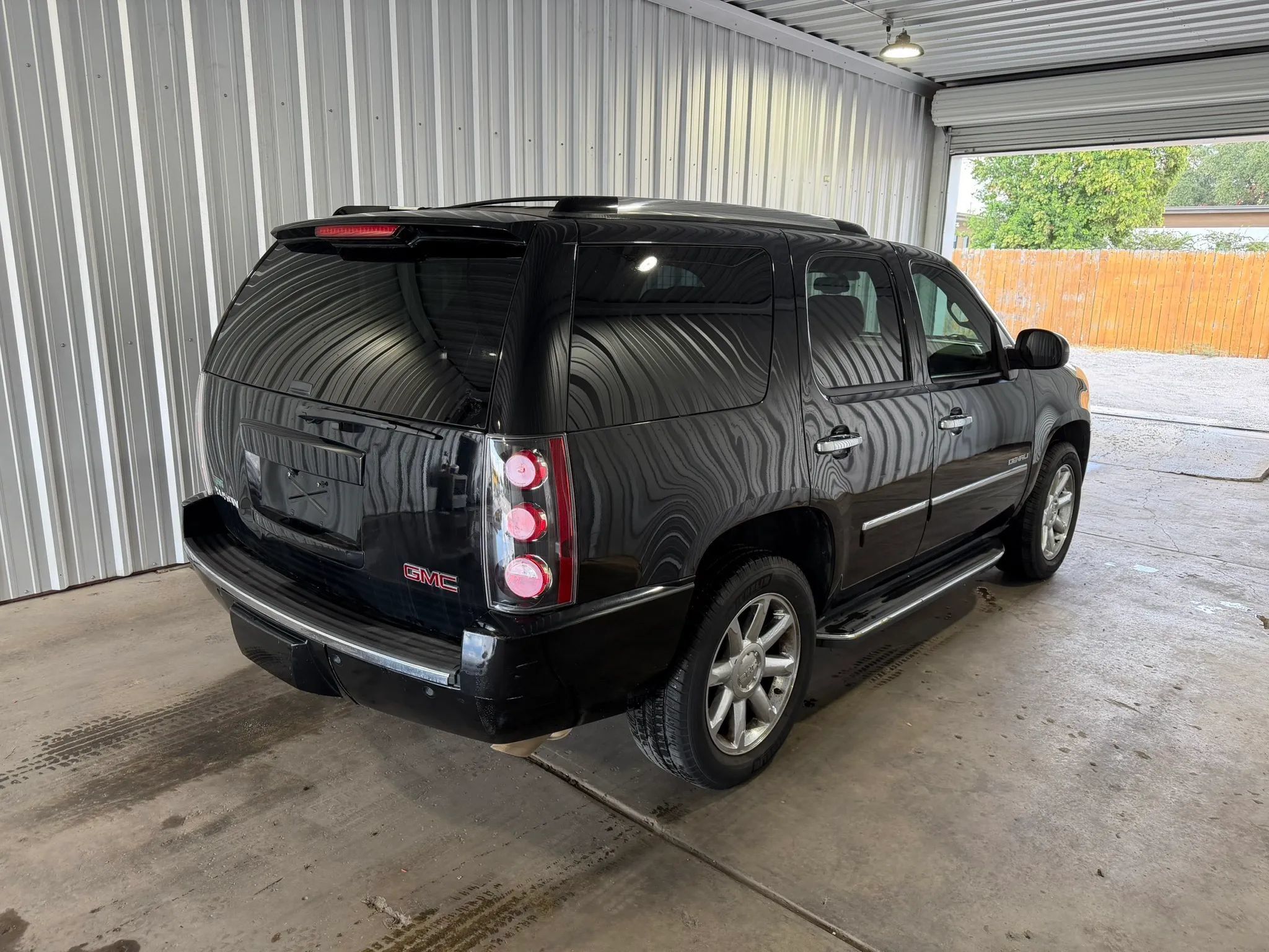 Used 2011 GMC Yukon Denali RWD image 5