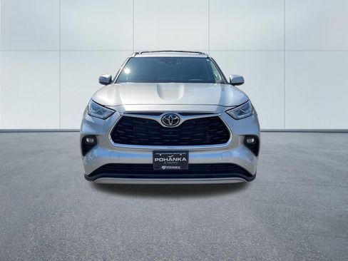 Used 2025 Toyota Highlander Platinum image 3