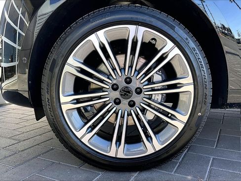 New 2026 Land Rover Range Rover Long Wheelbase SE image 13