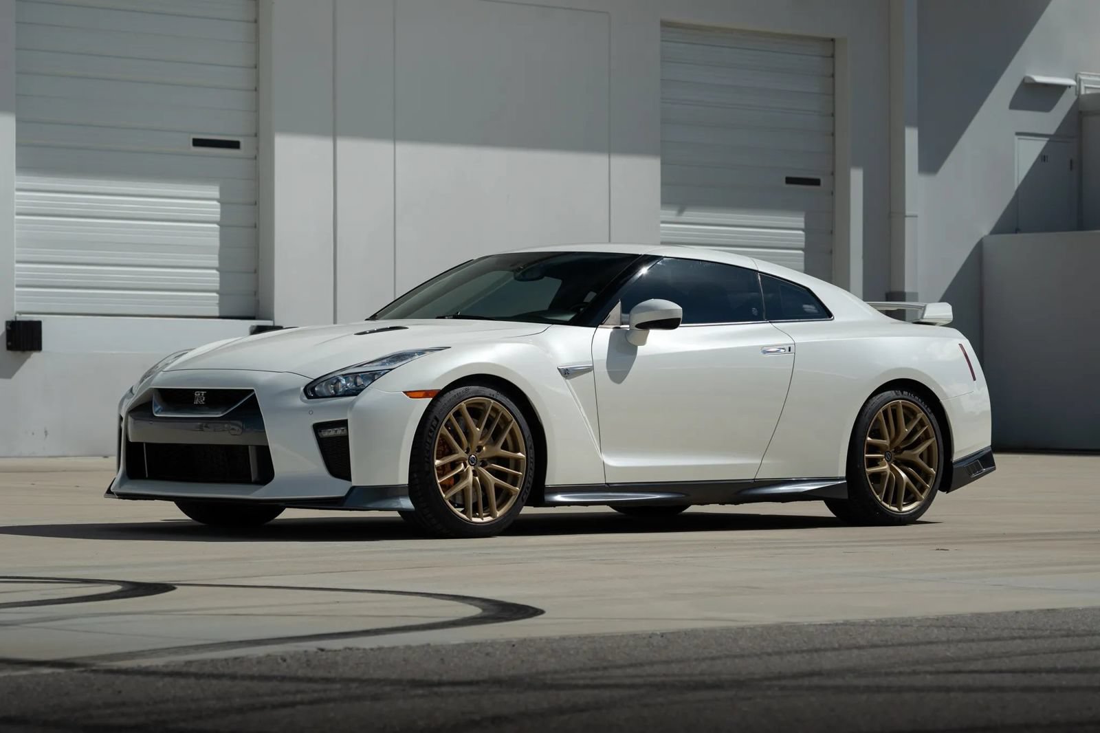 Used 2017 Nissan GT-R Premium w/ Premium Interior Package AWD/4WD image 1