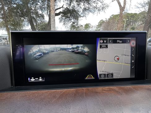 Used 2021 Lexus LX 570 4WD w/ 3rd Row & Luxury Pkg image 26