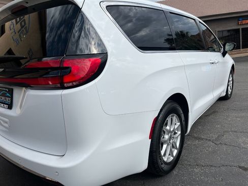 Used 2024 Chrysler Pacifica Touring-L FWD image 24