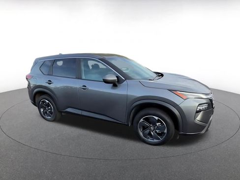 Used 2024 Nissan Rogue SV image 2