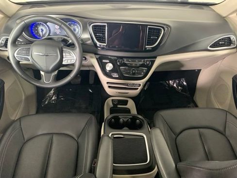 Used 2024 Chrysler Pacifica Touring-L FWD image 2