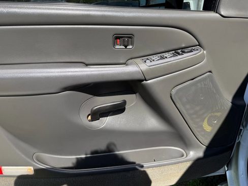 Used 2004 Chevrolet Silverado 3500 LS w/ Heavy-Duty Power Package image 9