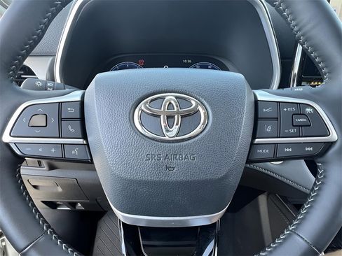 Certified 2025 Toyota Highlander Limited image 17
