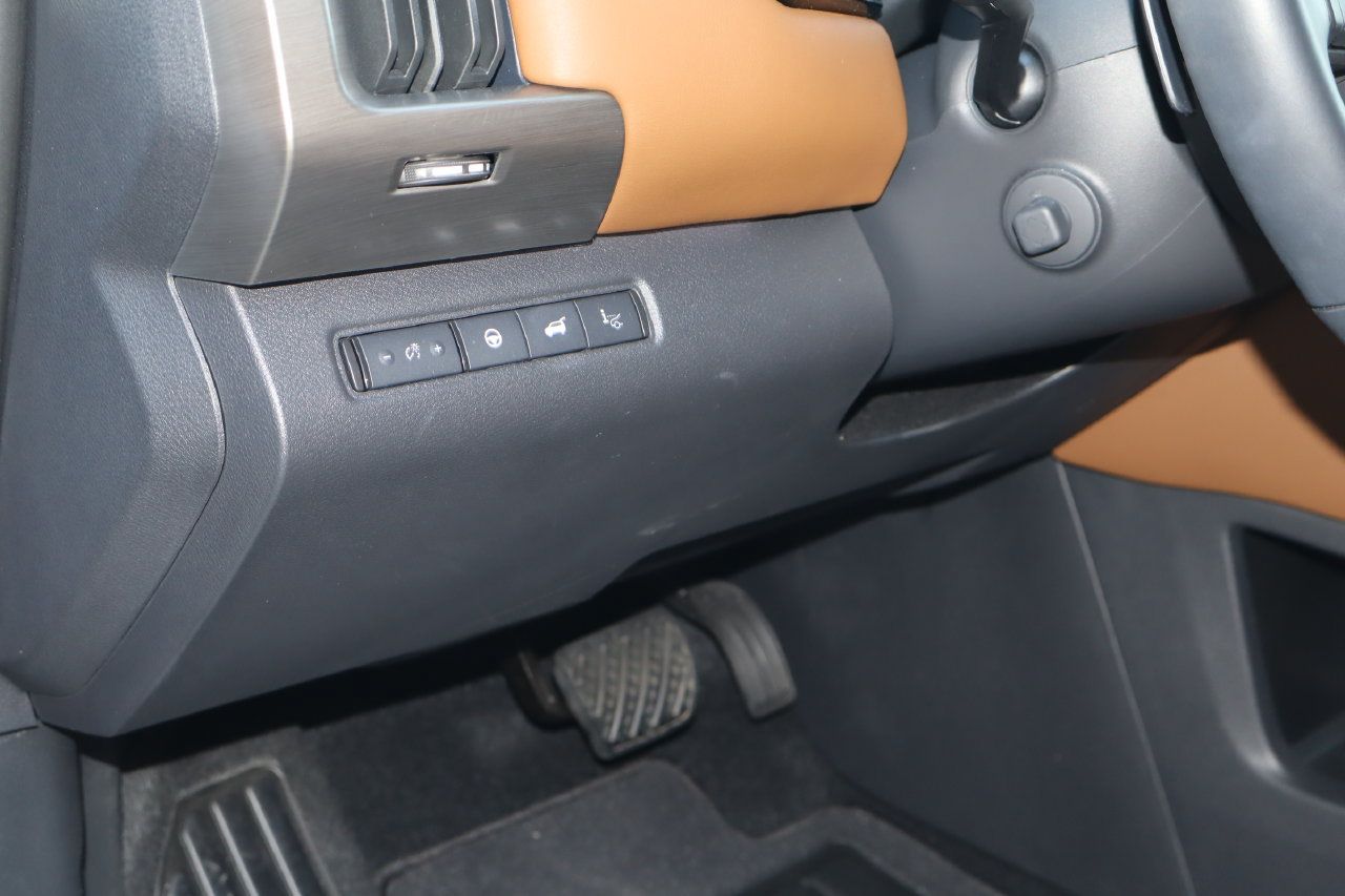 Used 2025 Nissan Pathfinder Platinum w/ Black Appearance Package FWD image 26