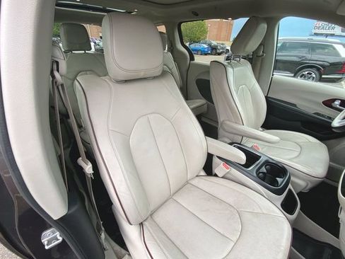 Used 2019 Chrysler Pacifica Limited w/ Advanced Safetytec Group FWD image 27