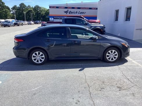 Used 2025 Toyota Corolla LE FWD image 2