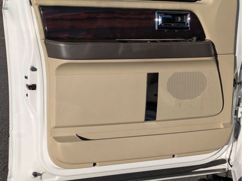 Used 2017 Lincoln Navigator Reserve image 11