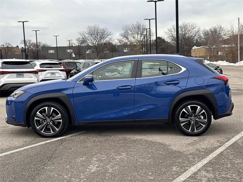 Certified 2022 Lexus UX 200 w/ Accessory Package (Z2) image 8