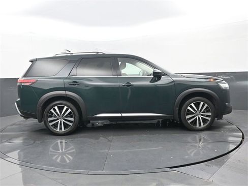 Used 2024 Nissan Pathfinder Platinum image 2
