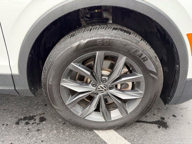 Used 2023 Volkswagen Tiguan SE w/ Panoramic Sunroof Package AWD/4WD image 4