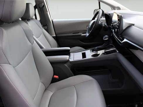 Used 2021 Toyota Sienna XLE w/ XLE Plus Package FWD image 23