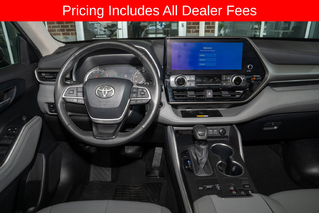 Used 2024 Toyota Highlander XLE FWD image 7