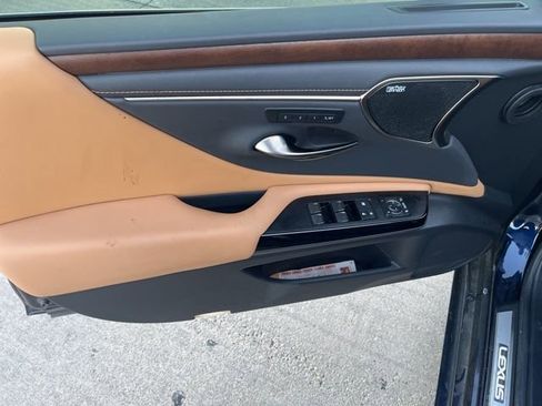 Used 2025 Lexus ES 350 Ultra Luxury w/ Accessory Package (Z2) image 11