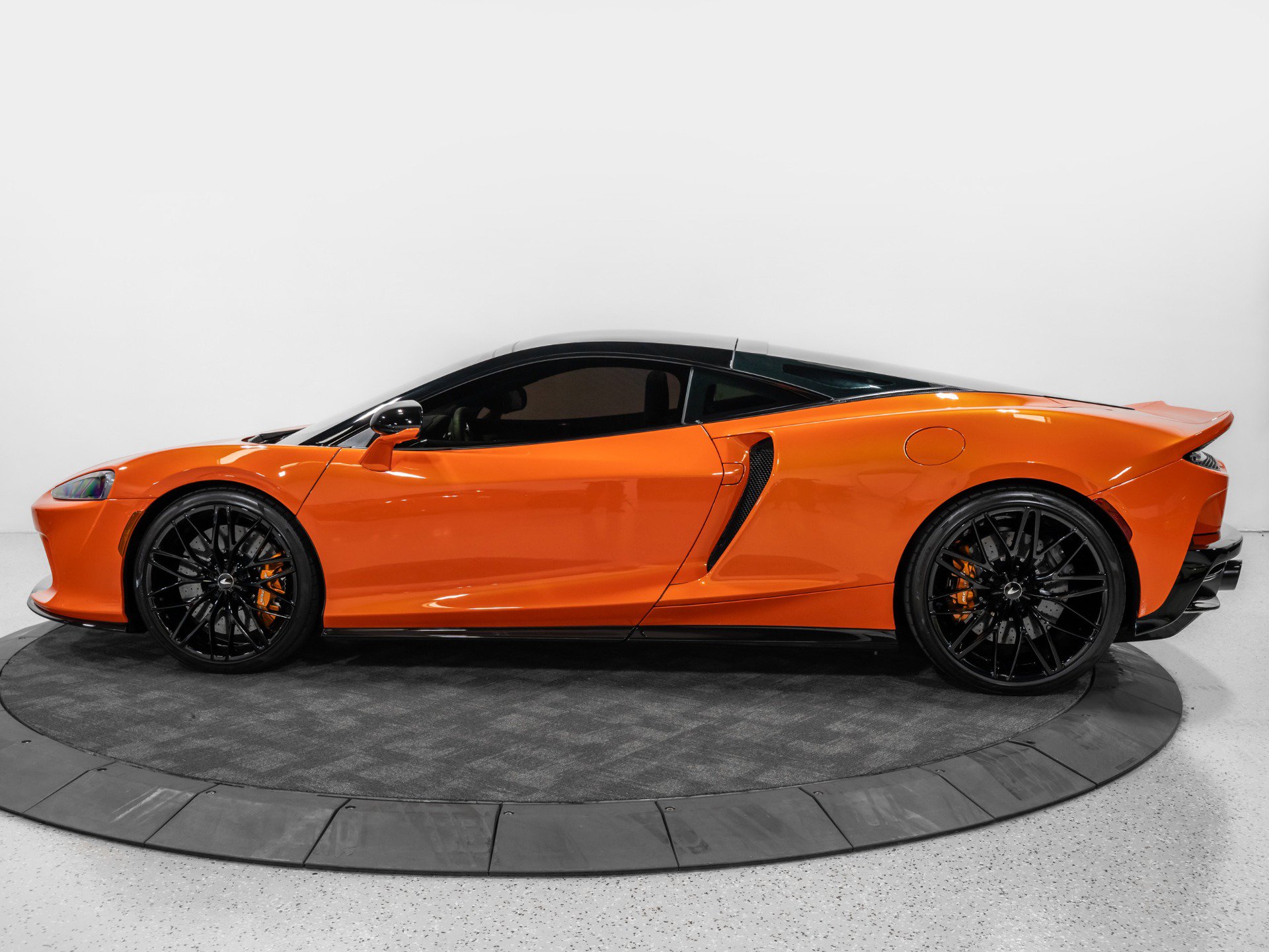 Used 2023 McLaren GT RWD image 4