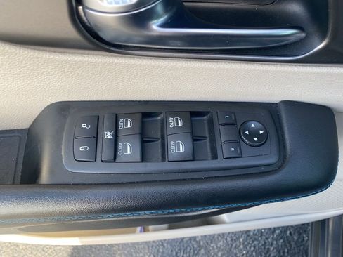 Used 2021 Chrysler Pacifica Touring-L w/ Uconnect Theater Family Group image 10