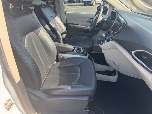 Certified 2024 Chrysler Pacifica Touring-L FWD image 14