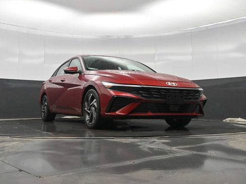 Certified 2025 Hyundai Elantra Limited image 32