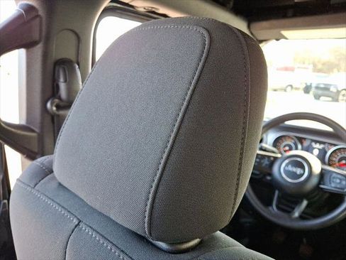 Certified 2021 Jeep Gladiator Sport AWD/4WD image 14