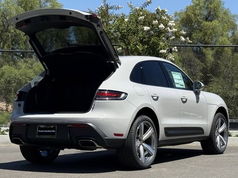 Used 2025 Porsche Macan Loaner image 32