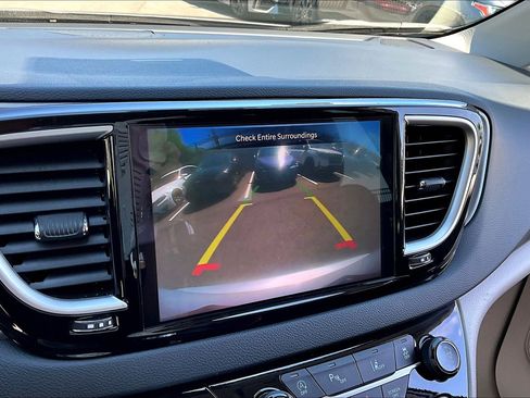 Used 2024 Chrysler Pacifica Touring-L FWD image 11