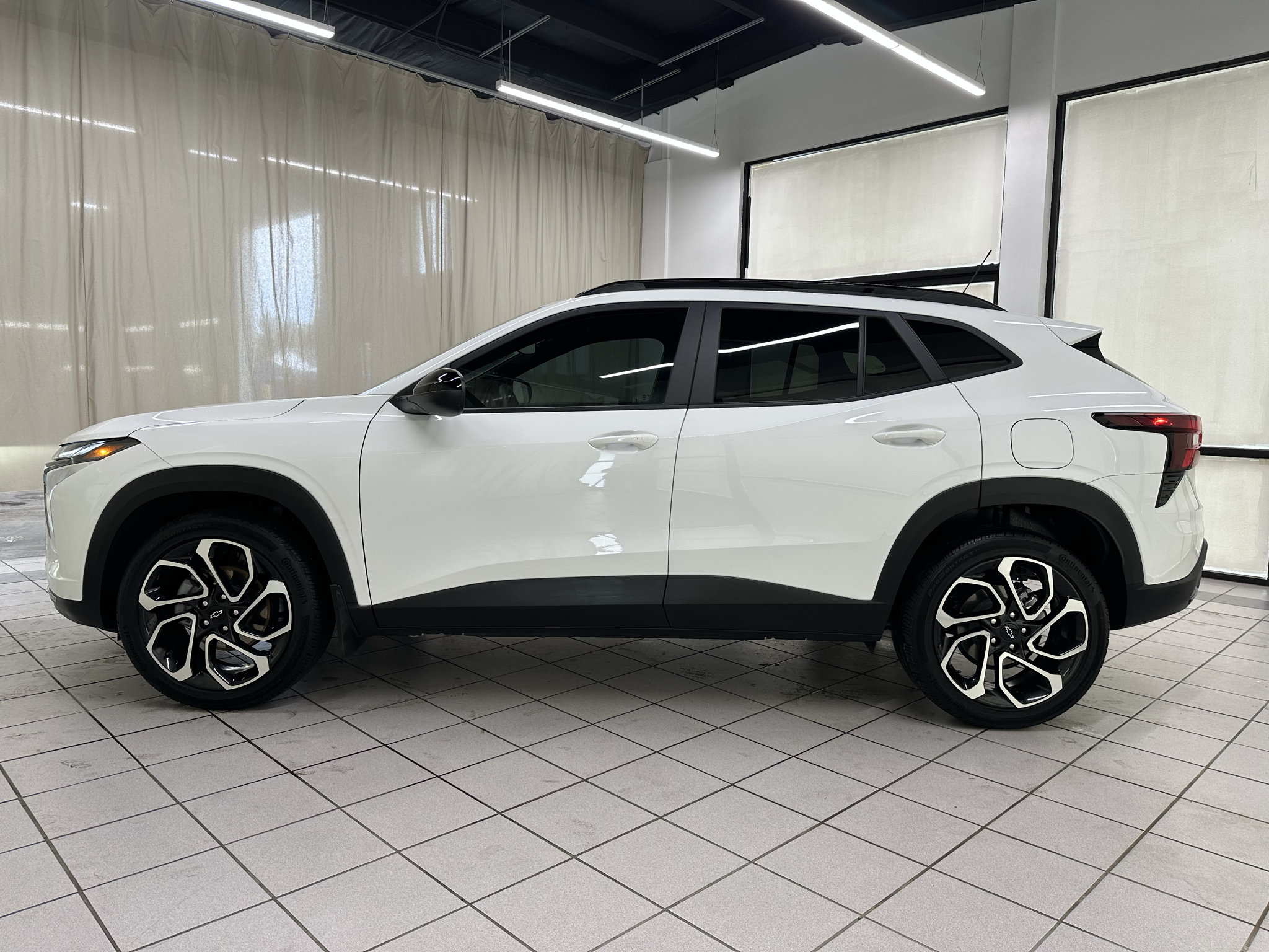 Used 2025 Chevrolet Trax RS w/ Sunroof Package FWD image 8