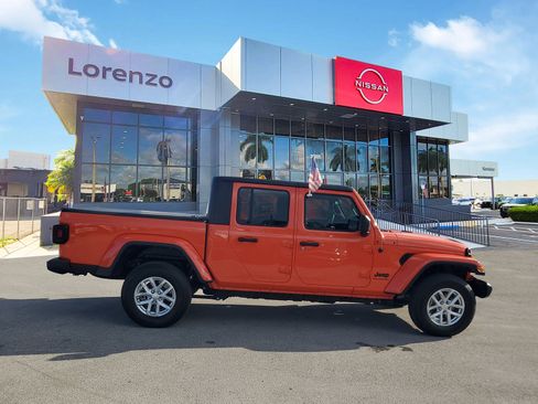 Used 2023 Jeep Gladiator Sport image 4