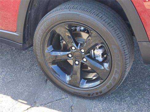 Certified 2025 Jeep Grand Cherokee Altitude AWD/4WD image 19