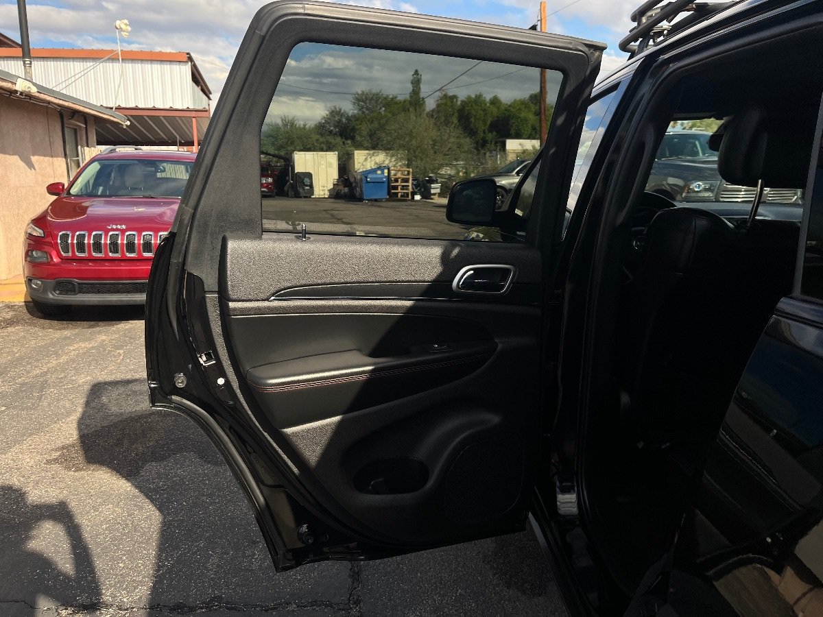 Used 2017 Jeep Grand Cherokee Trailhawk w/ Trailhawk Luxury Group AWD/4WD image 32