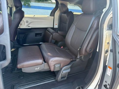 Used 2024 Toyota Sienna Platinum FWD image 20