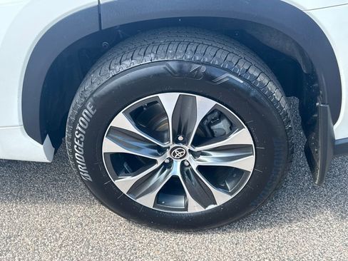 Used 2021 Toyota Highlander XLE AWD/4WD image 45
