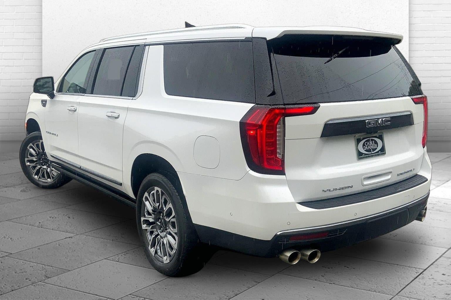 Used 2023 GMC Yukon XL Denali Ultimate AWD/4WD image 11