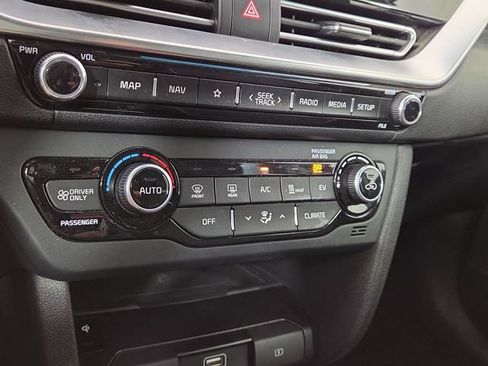 Certified 2022 Kia Niro EX FWD image 18