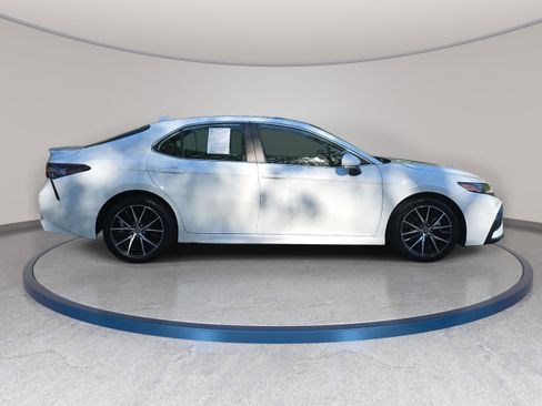 Used 2024 Toyota Camry SE image 4
