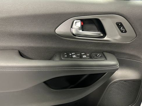 New 2026 Chrysler Pacifica Select image 12