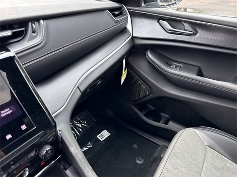 New 2025 Jeep Grand Cherokee L Altitude image 25