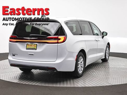 Used 2023 Chrysler Pacifica Touring-L FWD image 5