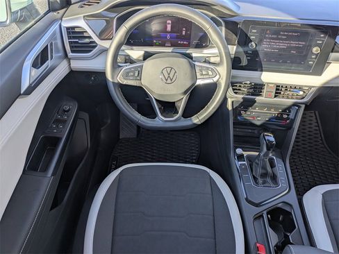 Certified 2025 Volkswagen Taos SE w/ Panoramic Sunroof Package image 16
