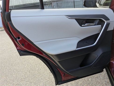 Used 2021 Toyota RAV4 XLE Premium image 39