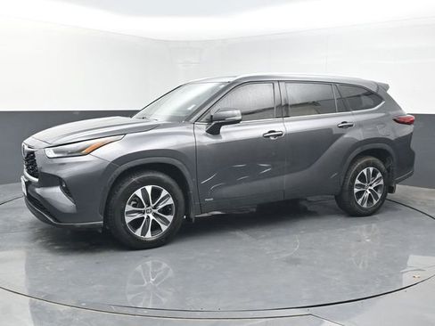 Used 2022 Toyota Highlander XLE image 2