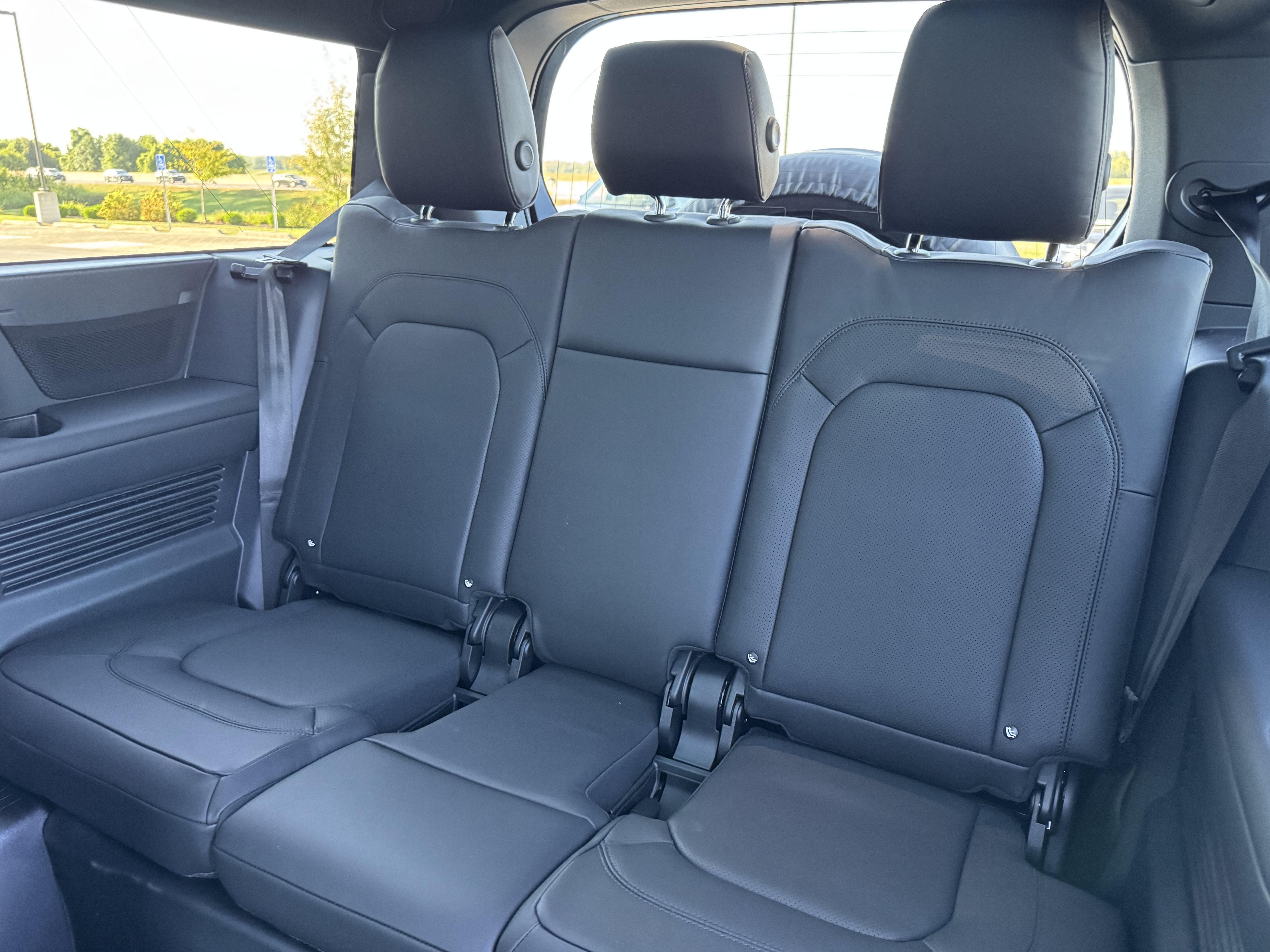 New 2026 Land Rover Defender 130 X-Dynamic SE AWD/4WD image 30