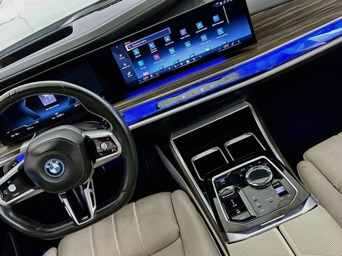Used 2023 BMW i7 xDrive60 w/ Executive Package 2 AWD/4WD image 18