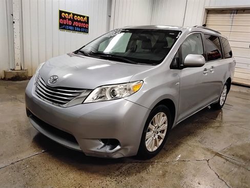 Used 2016 Toyota Sienna XLE image 4