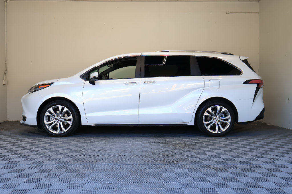 Used 2024 Toyota Sienna Platinum FWD image 7