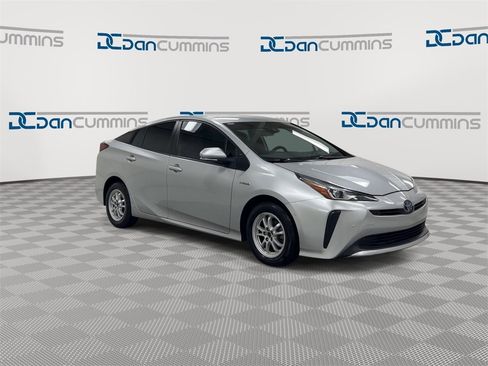Used 2022 Toyota Prius LE image 2