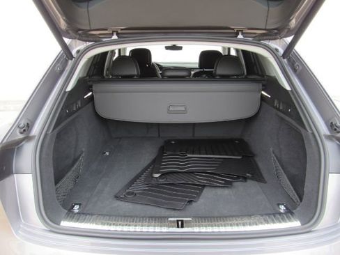 Used 2019 Audi e-tron Prestige w/ Prestige Package image 30